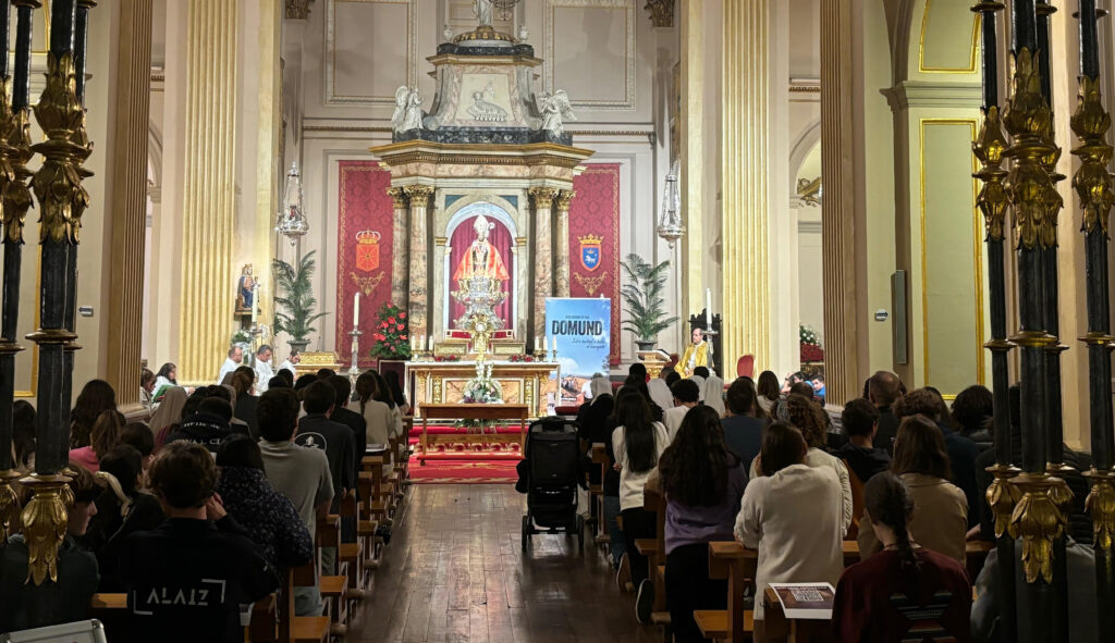 Oración de los jóvenes con el obispo en el Domund 2024