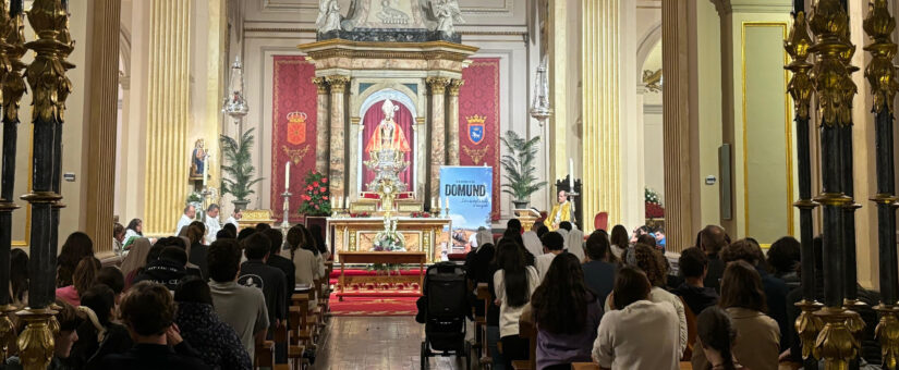 Oración de los jóvenes con el obispo en el Domund 2024