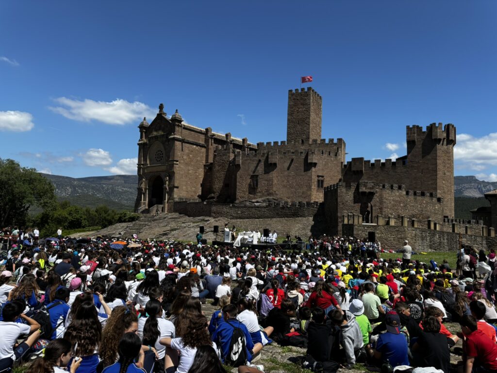 Más de 1200 niños y niñas de quince colegios de Navarra participaron en la Javierada Escolar 2025