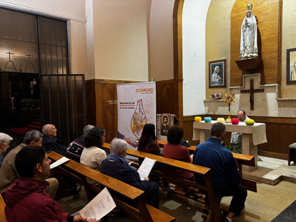 Vigilia de la Luz por el Domund 2025 en la Parroquia de San Francisco Javier de Pamplona