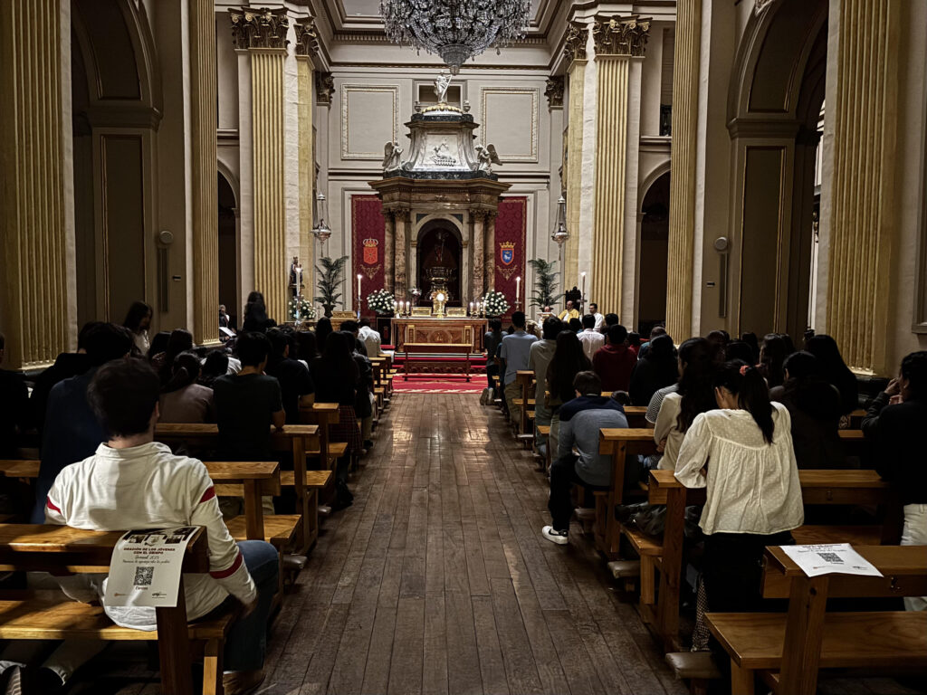 Oración de los jóvenes con el obispo: “Misioneros de esperanza entre los pueblos”