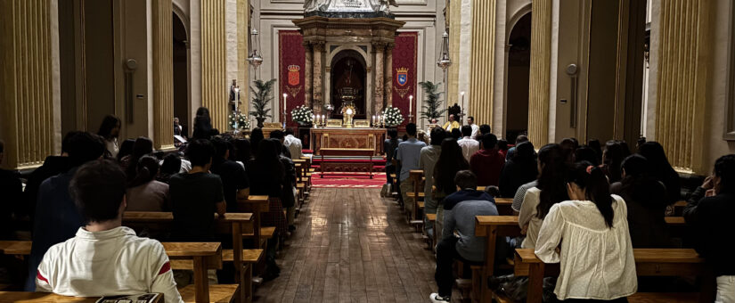 Oración de los jóvenes con el obispo: “Misioneros de esperanza entre los pueblos”